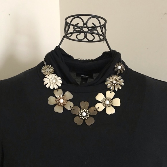 Jewelry - Gold & Cream Floral Necklace